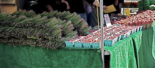 Asparagus and strawberries at the farmer's market